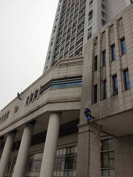 南寧興寧區(qū)政府大樓外墻清洗-南寧外墻清洗公司 南寧外墻清潔公司 南寧外墻保潔公司 南寧高空作業(yè)公司